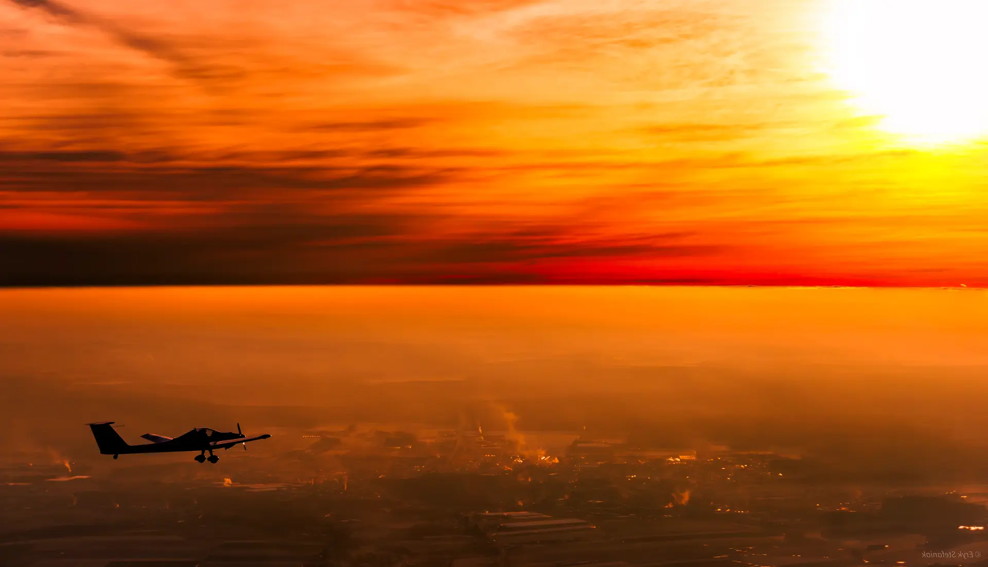Motoszybowiec w locie o zachodzie słońca