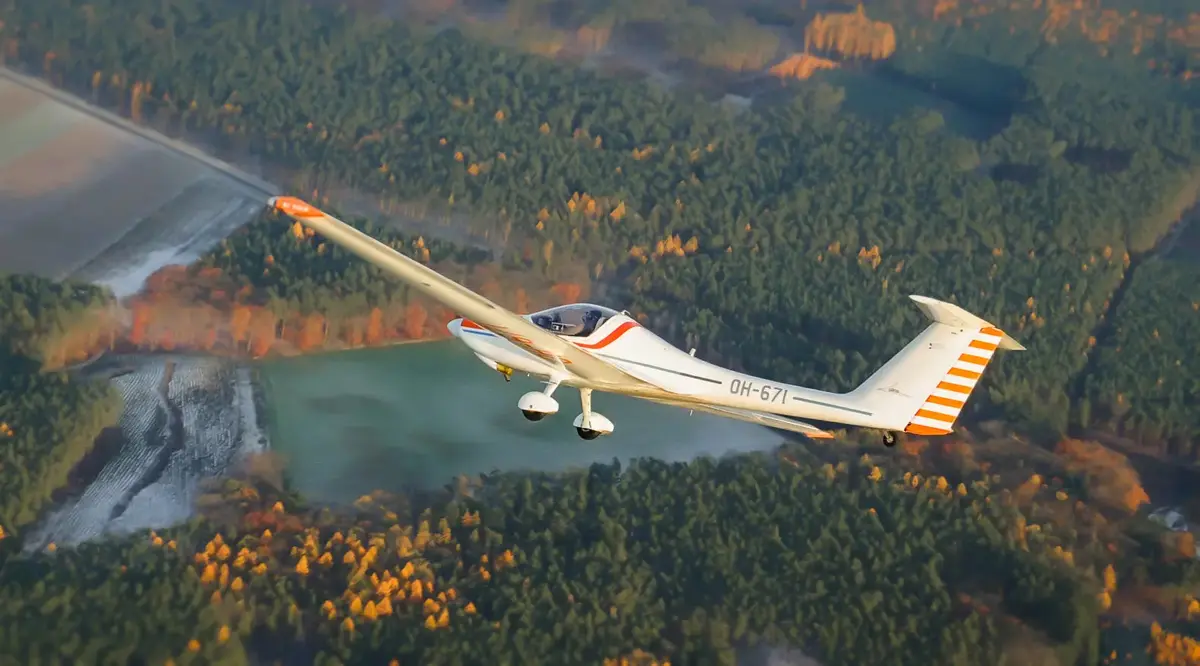 Motoszybowiec nad lasami i jeziorami Pomorza