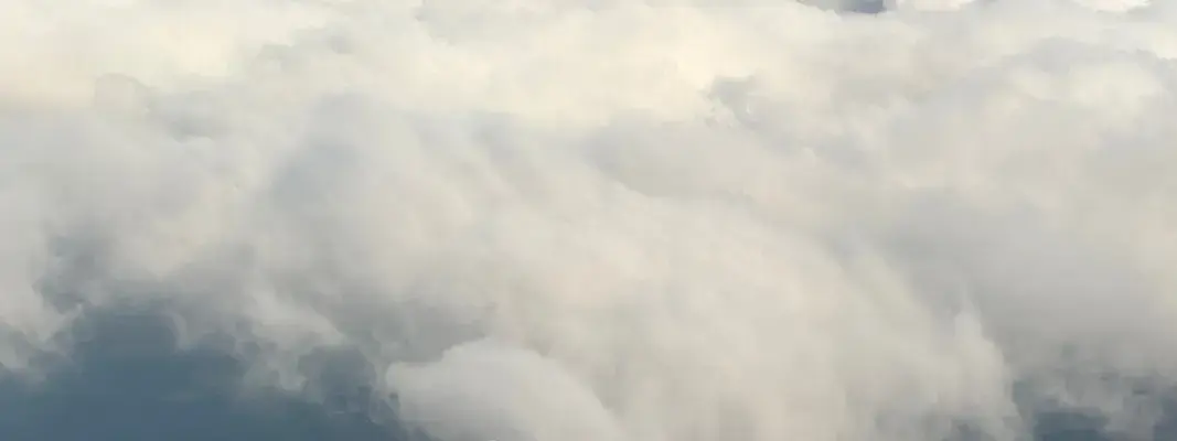 Akrobacje nad chmurami