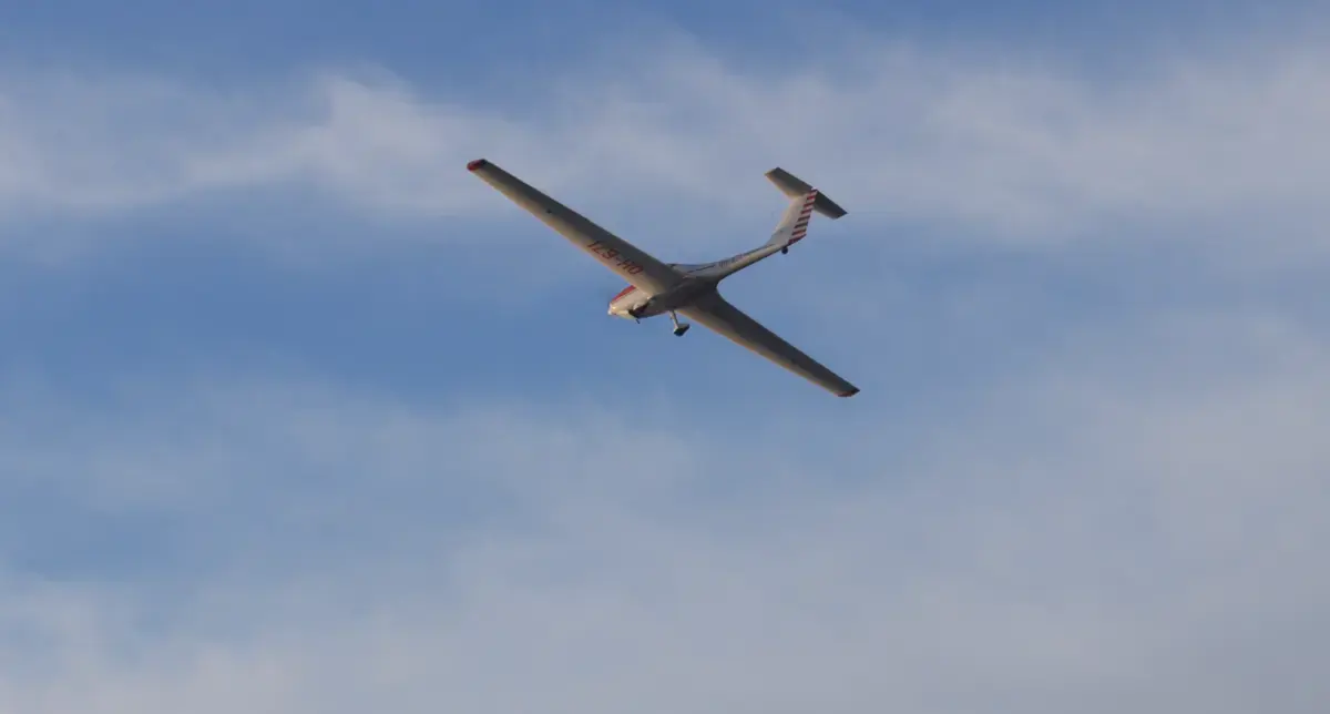 Motoszybowiec na pasie startowym